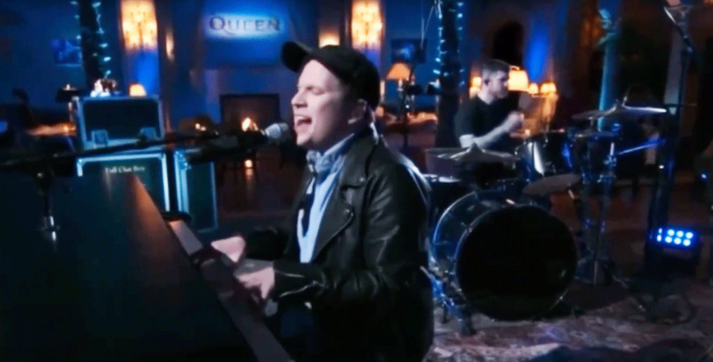 Fall Out Boy versionan 'Under Pressure' de Queen