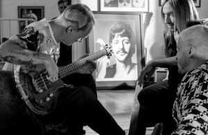 Iggy Pop comparte el mini documental ‘Bitten By Flea!’